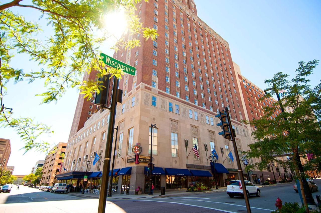 Hilton Milwaukee Hotel Exterior photo